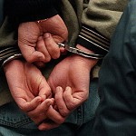 Tras persecución policial detienen a dos sujetos