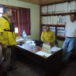 Garitano, el intendente Crosta (sentado) y el responsable del operativo Ariel Rodríguez.