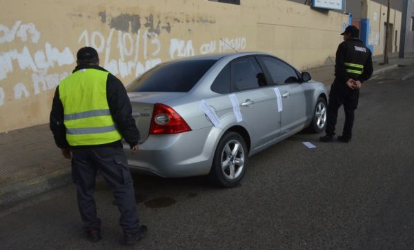Dos inspectores de tránsito asaltaron a un hombre