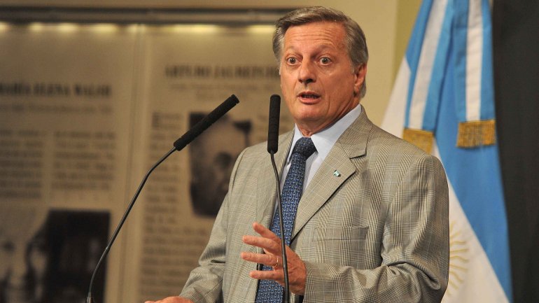 Aranguren: «Hay que cobrar menos horas extras, resignar regalías y con subsidio»