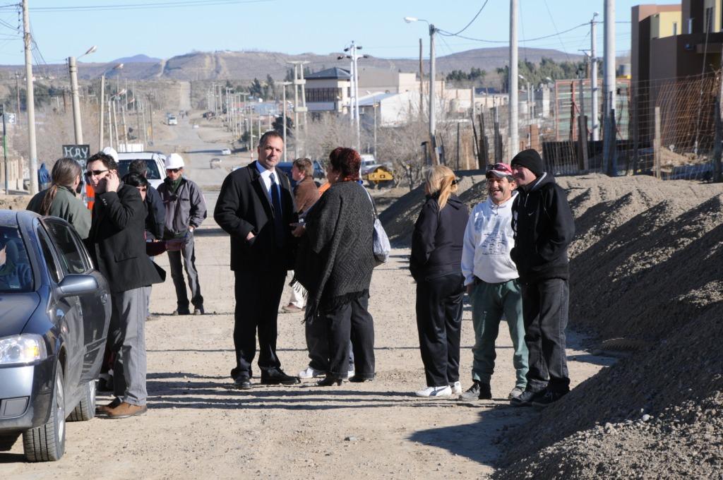 El ejecutivo Municipal recorrió los trabajos de pavimentación en la Avenida 10 Noviembre