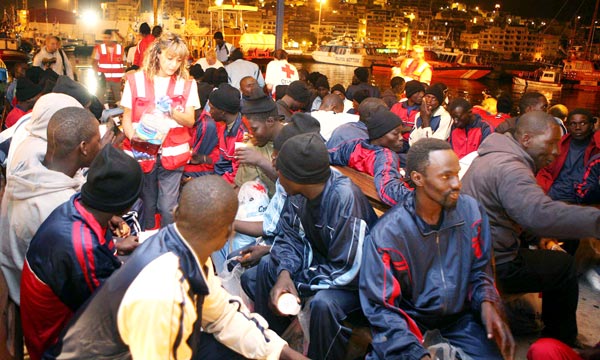 Zapatero expulsa a 30 mil inmigrantes por año