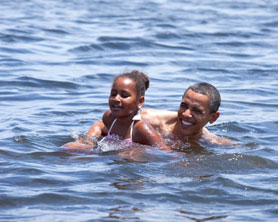 Obama se bañó en el golfo de México para promover el turismo luego de la catástrofe