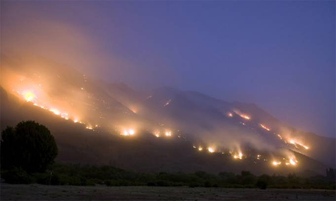 Las cenizas volvieron a impedir el uso aviones hidrantes para combatir el fuego