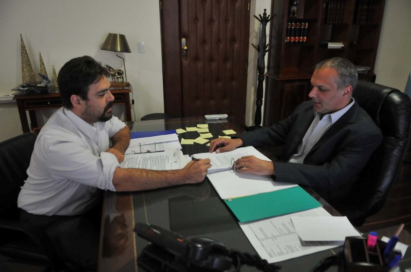 Buzzi anunció la baja de 522 nombramientos de Das Neves