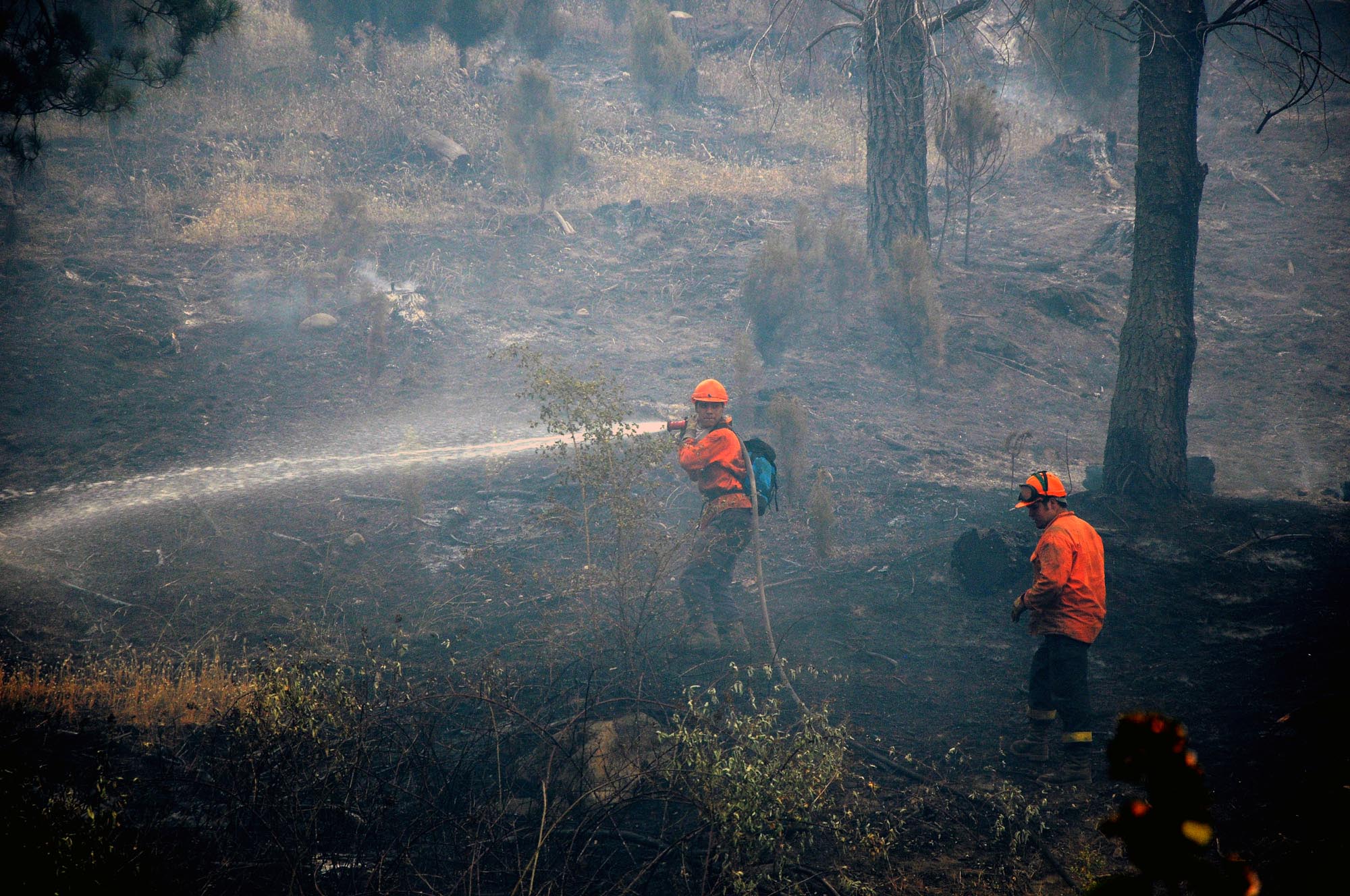 Siguen los trabajos incesantes en el incendio que se desató el martes