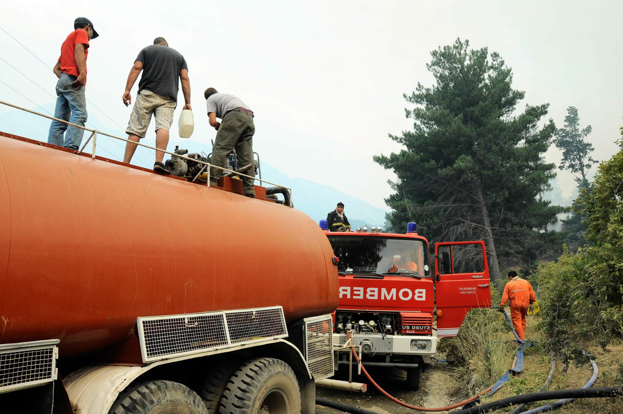 Las llamas no cesan en la cordillera y se aproximan a Lago Puelo