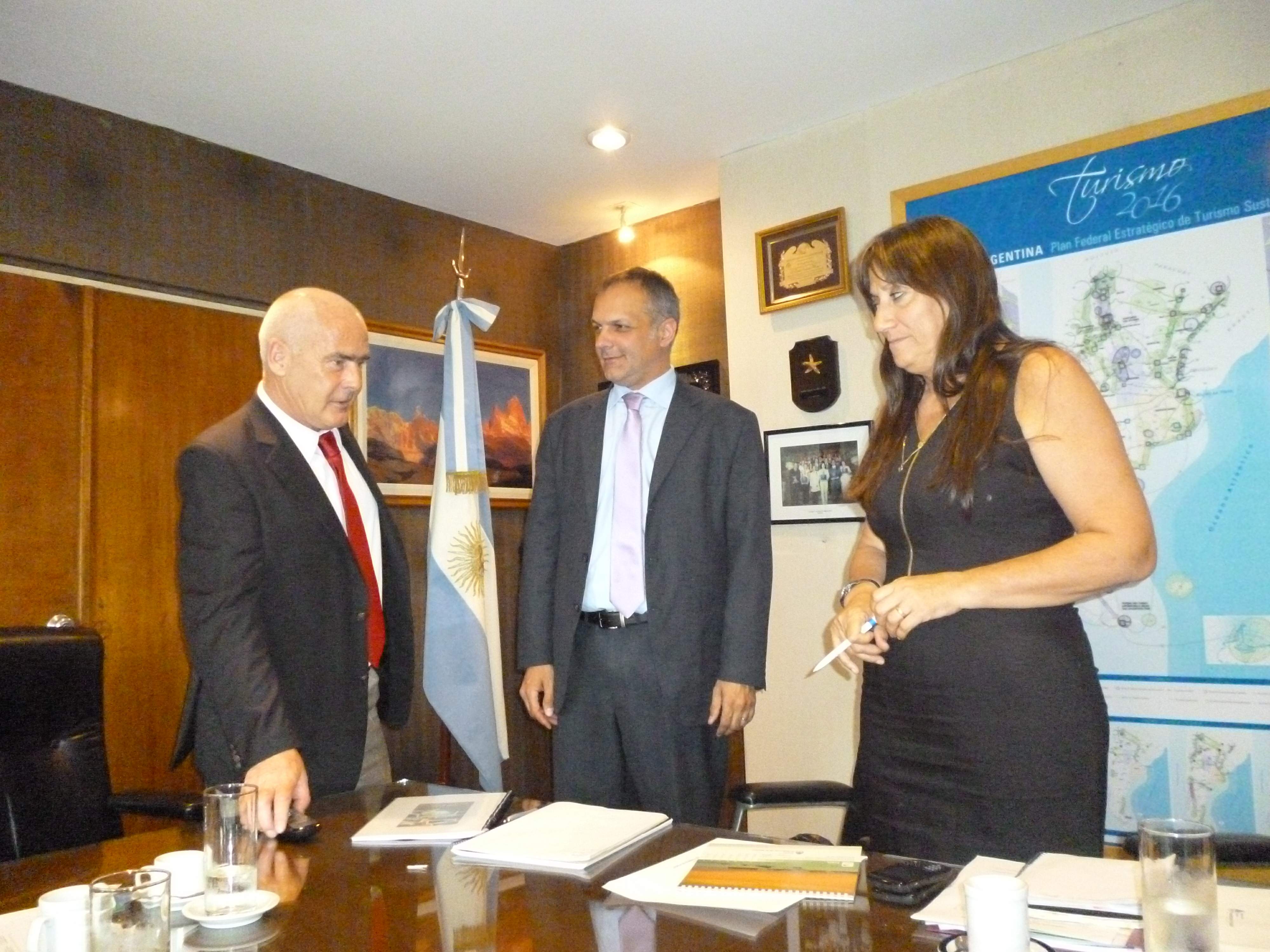 Firman proyectos turísticos para Chubut en Buenos Aires