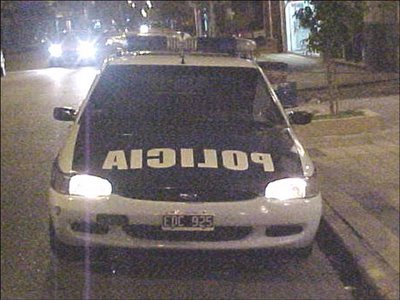 Le pegaron un tiro en la cabeza desde un patrullero y está en coma