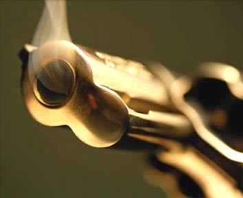 Remisero resiste asalto pero cede por amenaza con un arma de fuego