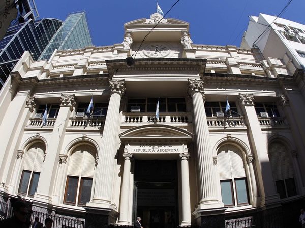 Banco Central amplía exigencias de capital a entidades para elevar crédito