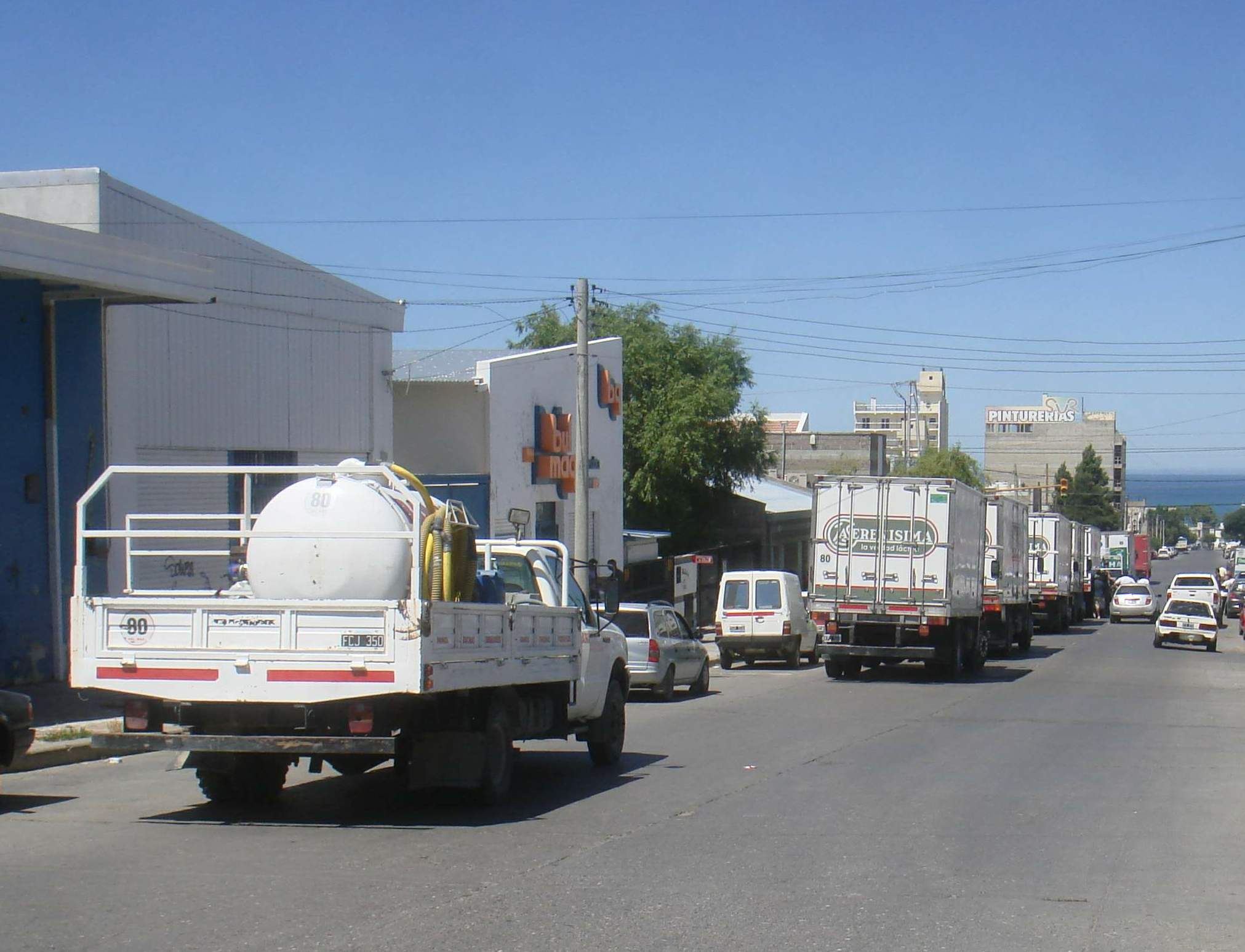 Desde temprano, camioneros bloquearon el paso frente al Correo