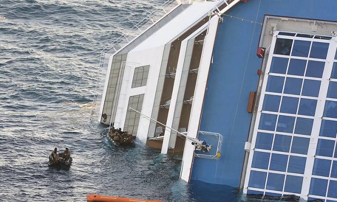 Mañana empezarían a bombear el combustible del crucero