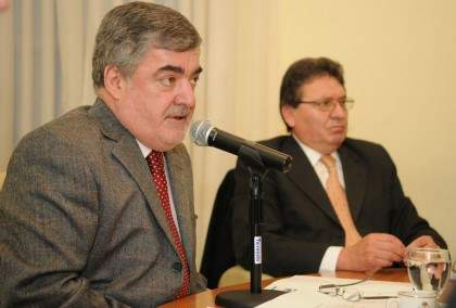 Cisterna reaparece en el ruedo sosteniendo la estructura dasnevista