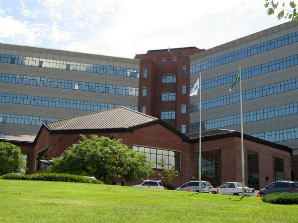 Ya hay carpas en el hospital donde será operada la Presidenta