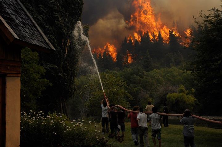 Cayeron 20 milímetros de agua que facilitaron el control de las llamas en El Hoyo