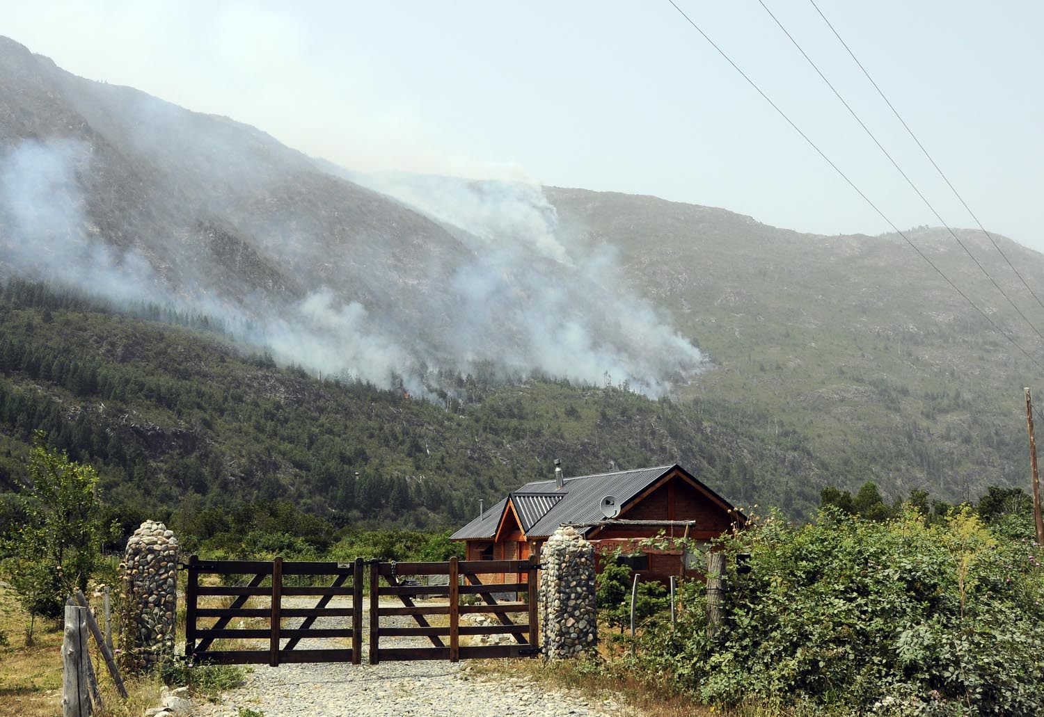 Disponen otros 50 brigadistas para combatir el fuego cordillerano