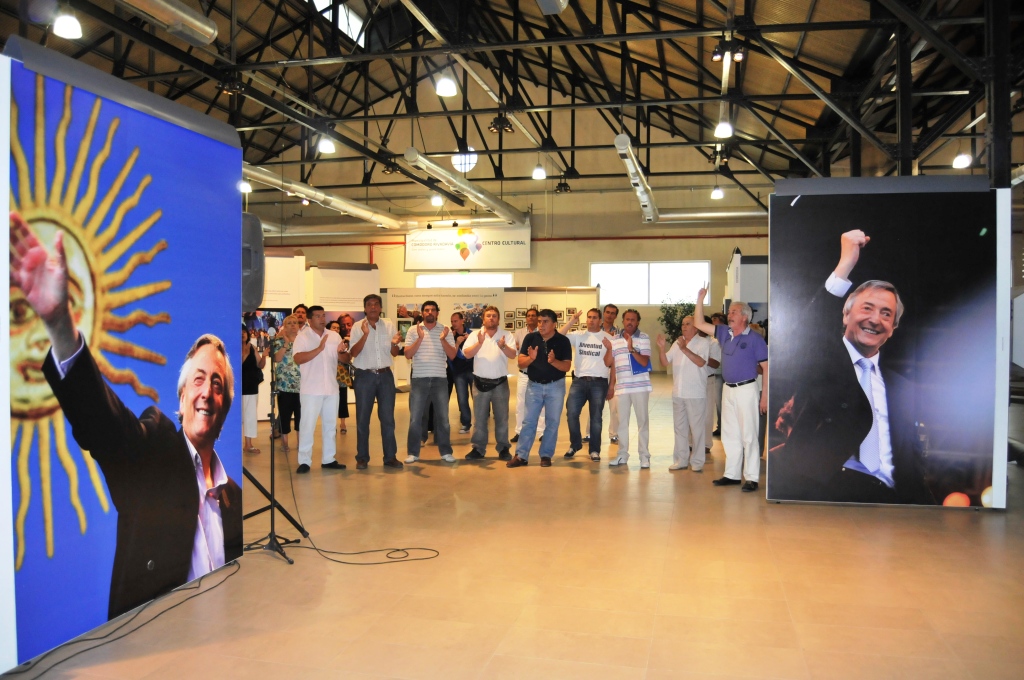 Muestra fotográfica de Néstor Kirchner finalizó con una cálida despedida