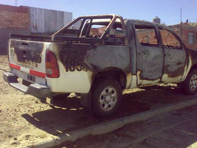 Incendian una camioneta en medio de un enfrentamiento de patotas