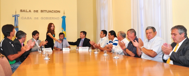 Firman convenios para el traslado de equipos que participan en los Torneos Argentinos