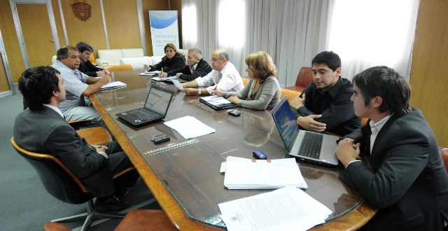 Acuerdan incremento salarial para trabajadores de la salud