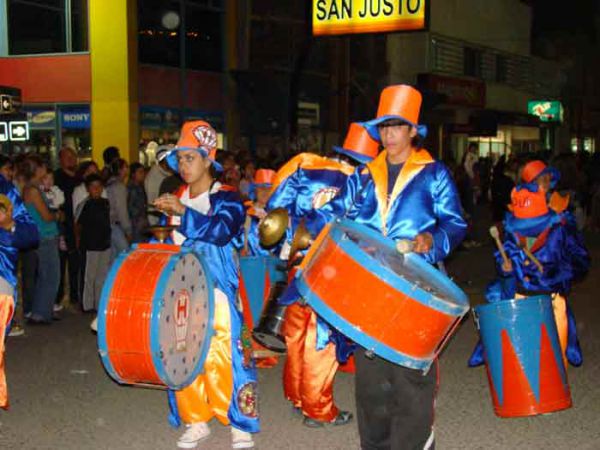 El centro se viste de fiesta con el desfile de las murgas