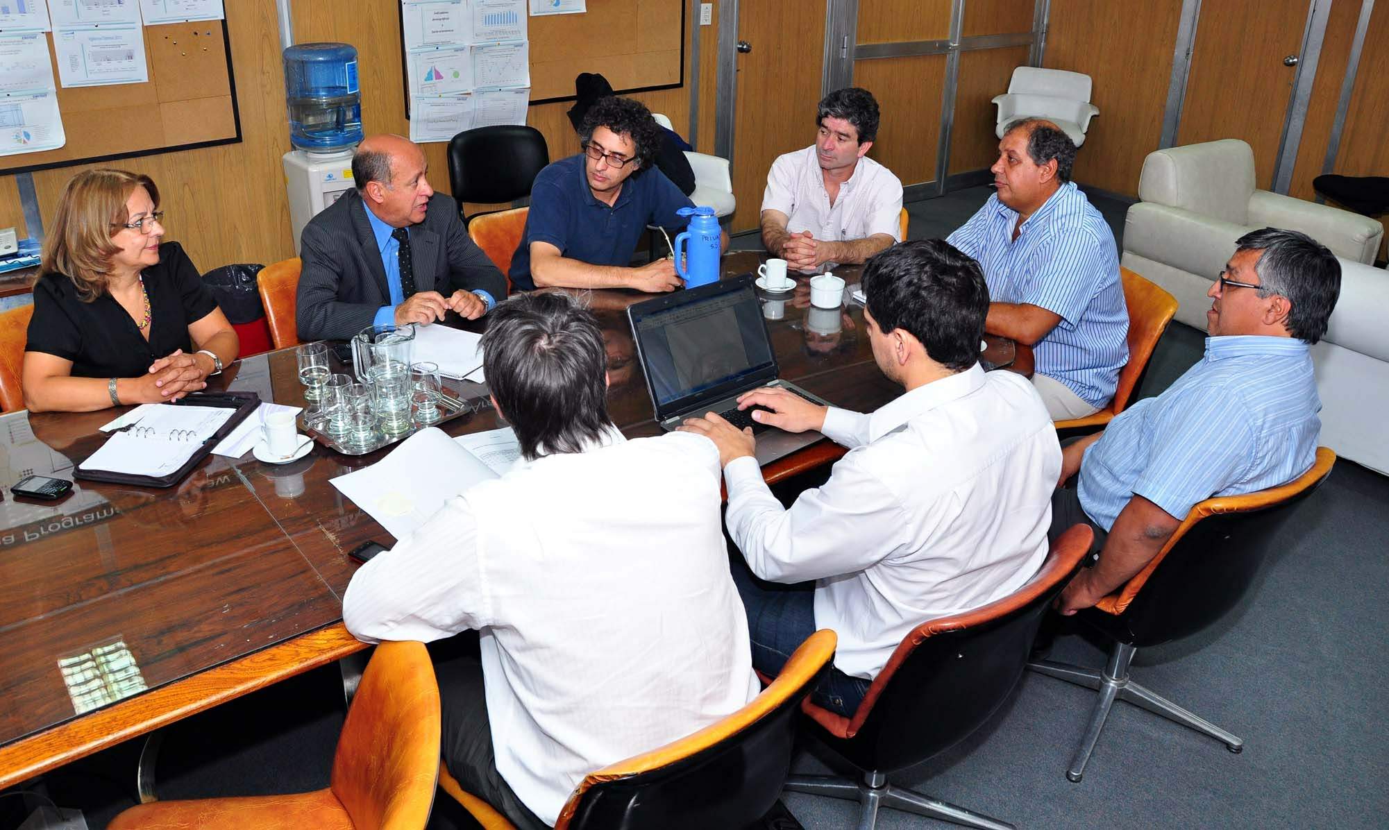 Intentan acercar posiciones con gremios estatales