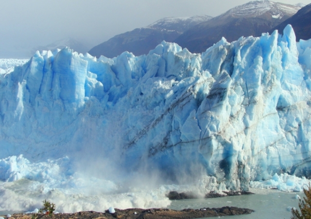Grandes bloques de hielo siguen desprendiéndose del glaciar