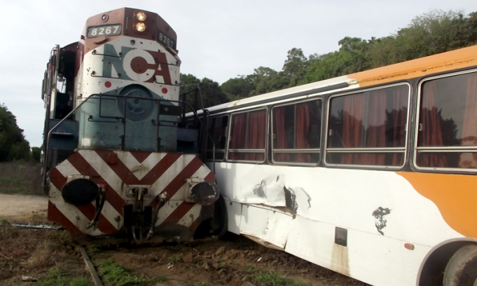 Un tren de carga embistió a un micro escolar