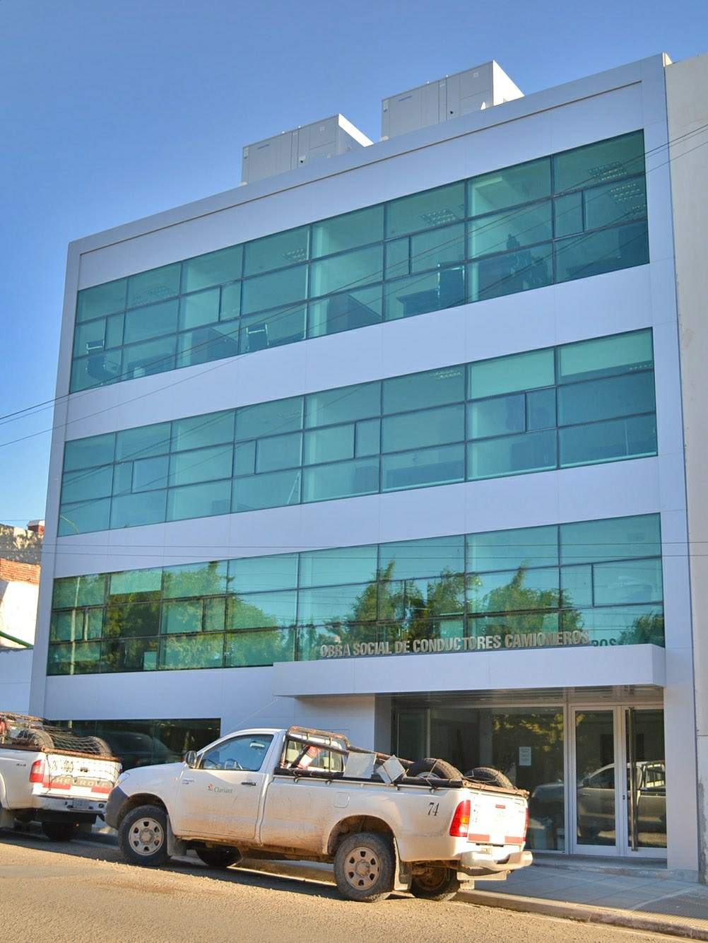 Camioneros reinaugura obra social con la presencia de Hugo Moyano