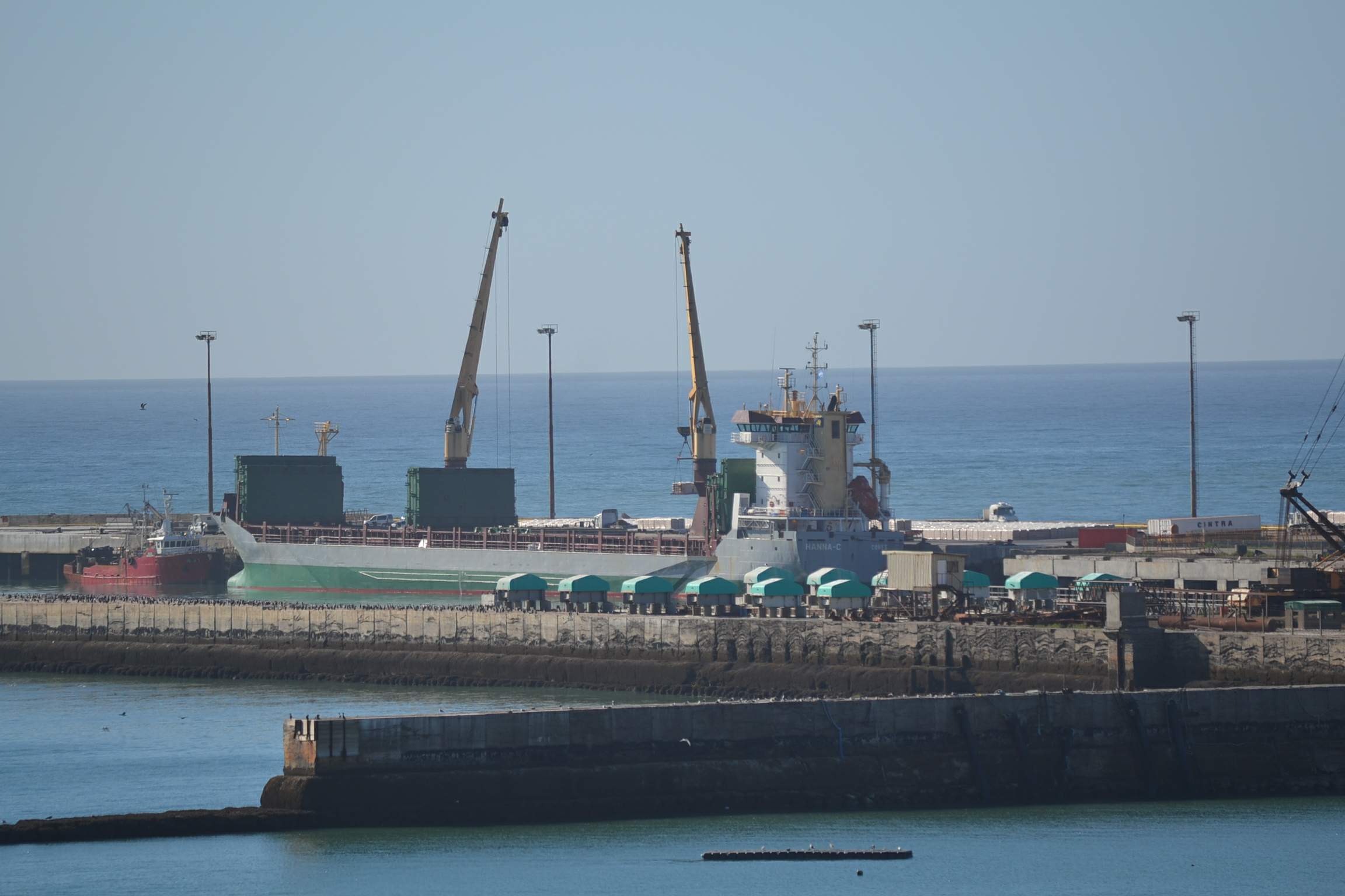 En un clima tenso, aclararon condiciones de amarre del buque mercante inglés