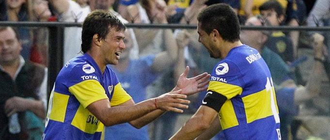 Boca lo dio vuelta contra Argentinos y es puntero