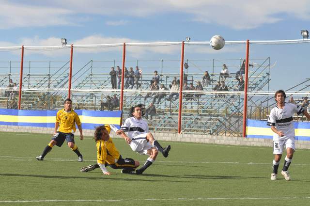 El ‘Coreano’ Jones se vistió de héroe y Newbery mantuvo la categoría