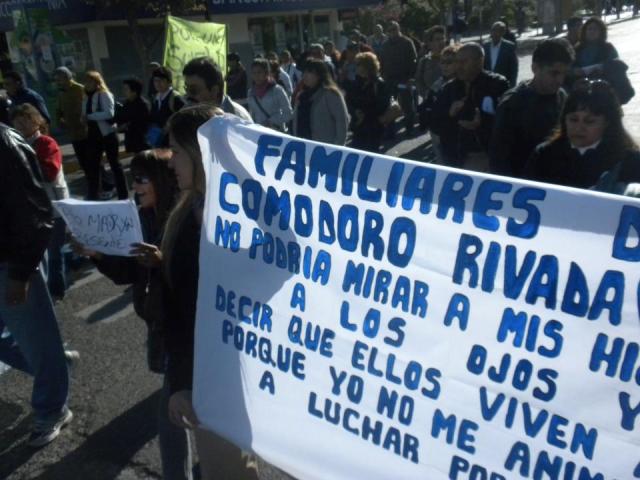 Familiares de policías marchan en Rawson y reciben apoyo