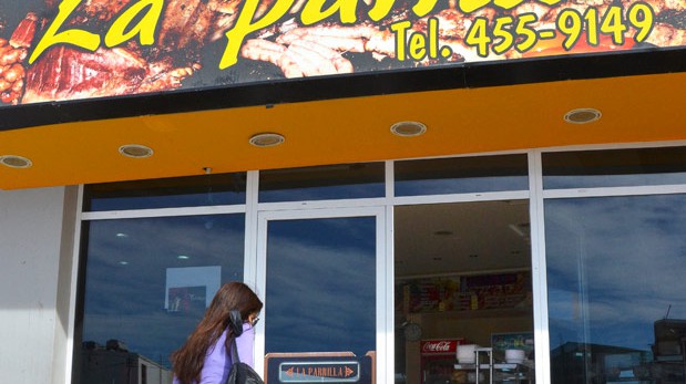 Asaltaron a mano armada local de comidas en barrio Mosconi