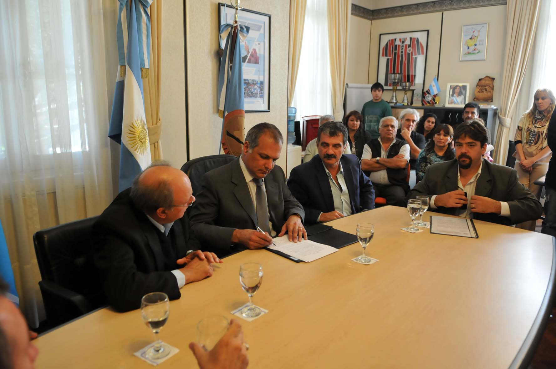 Se firmaron los convenios para optimizar el sistema cloacal comodorense