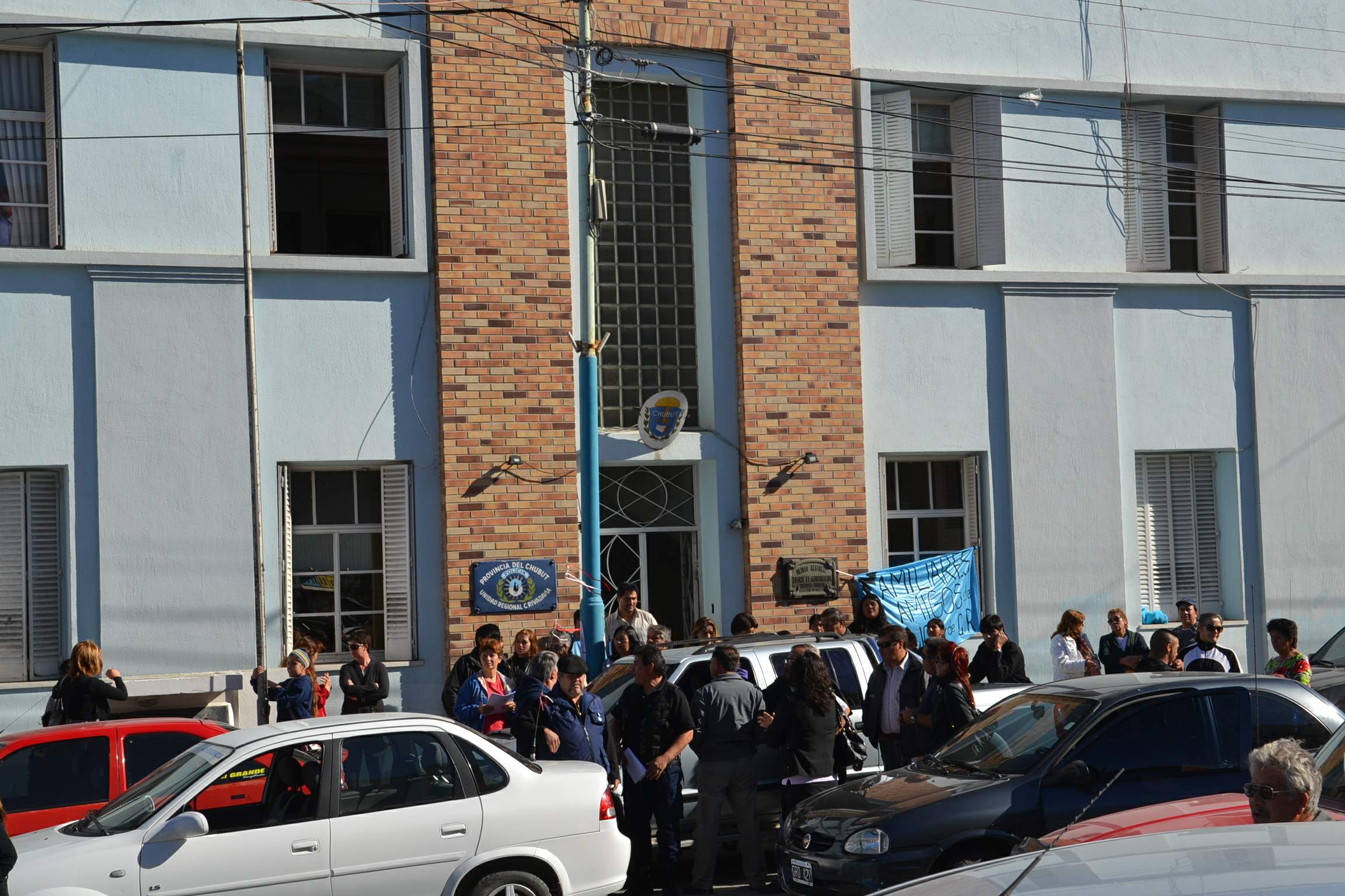 Desalojaron a policías de la peatonal Fontana de Rawson