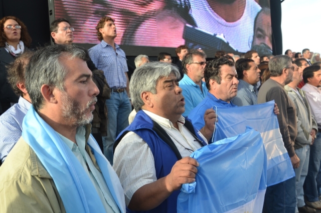 Los petroleros amenezan a la YPF estatal con su primer paro