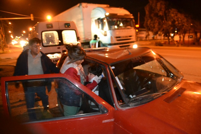 Un camión embistió a un Fiat uno sobre la ruta 3