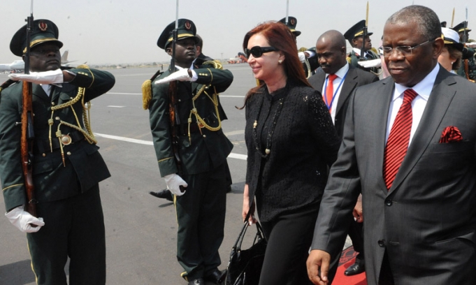 CFK arribó a Angola para encabezar una misión comercial