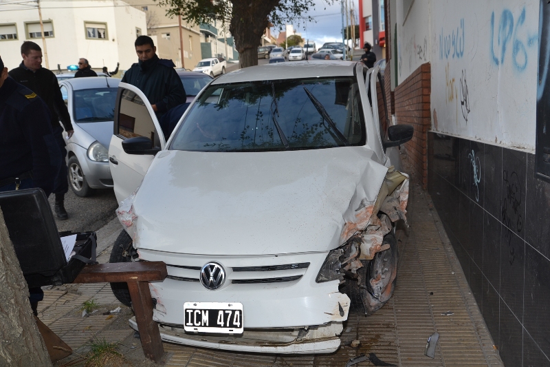 Robaron un vehículo y lo chocaron en el centro