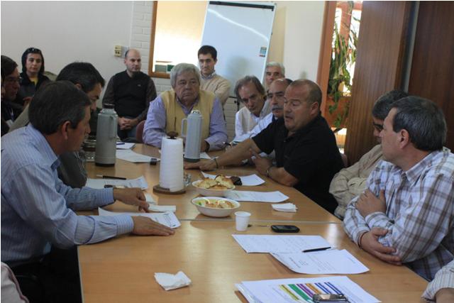 Donet insiste que “hay intereses económicos que quieren apropiarse de los servicios públicos”