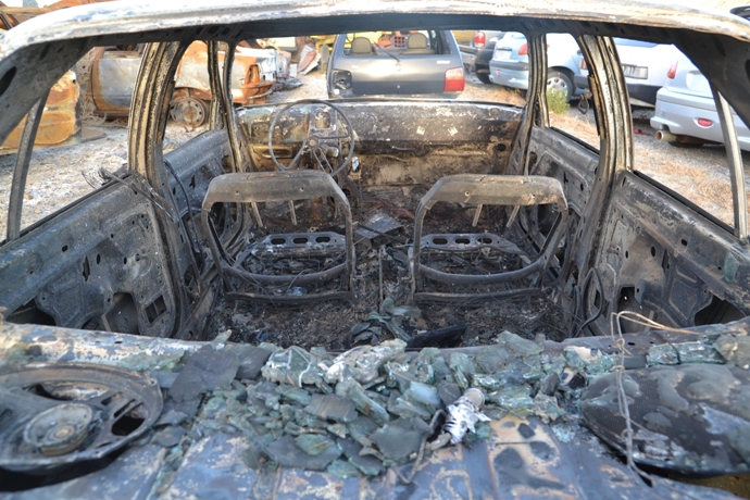 Prendieron fuego a un joven dentro de su automóvil