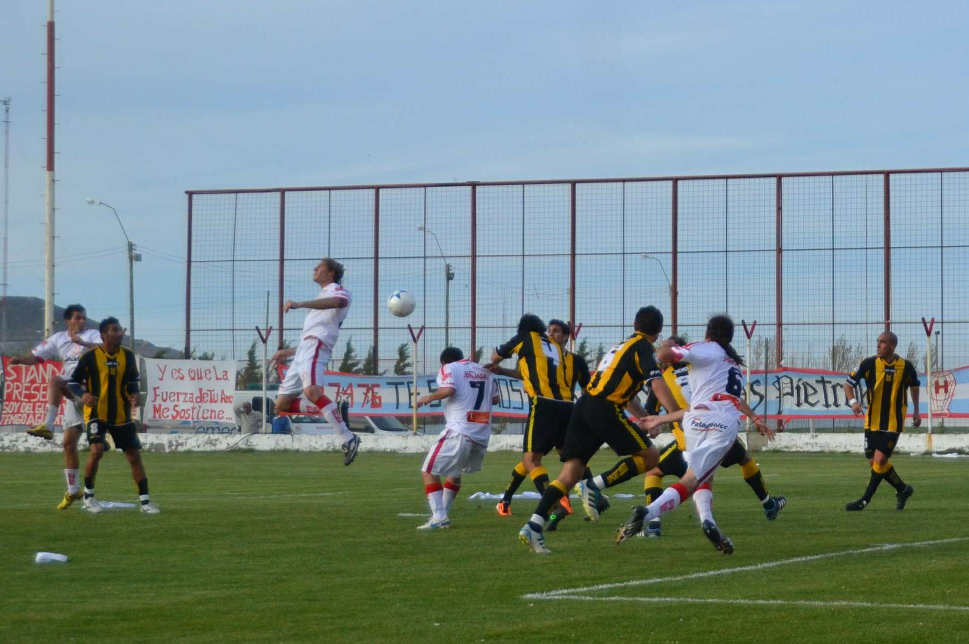 En un partido caliente, Huracán se despidió del TAB en Puerto Madryn