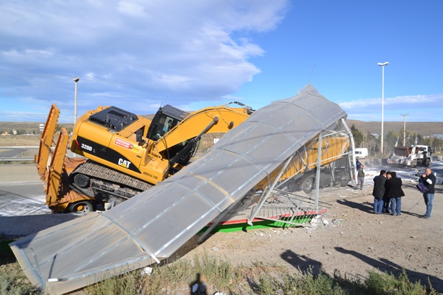 Un camión se llevó por delante el puente de ruta 3