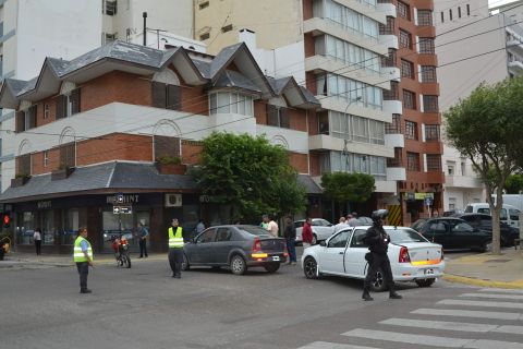 Remiseros vuelven a bloquear av. Rivadavia en repudio a delincuente