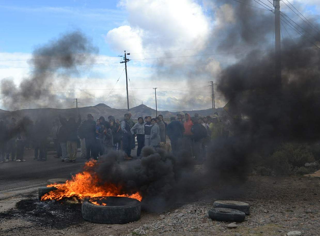 Piquete de la UOCRA corta la Ruta 3 en el ingreso a Caleta Olivia