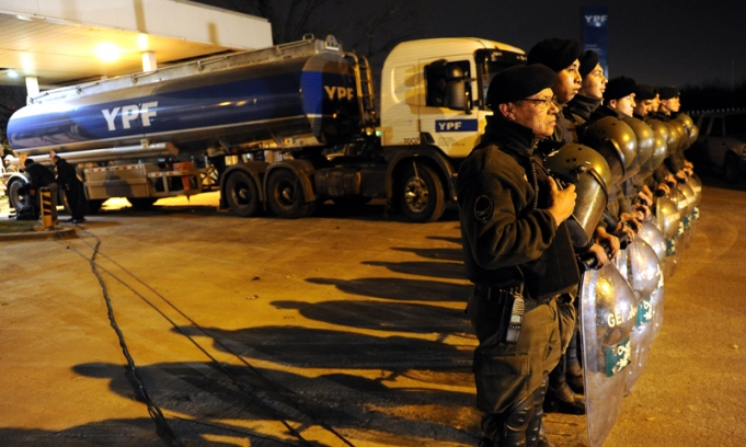 Salieron los camiones de la planta de YPF
