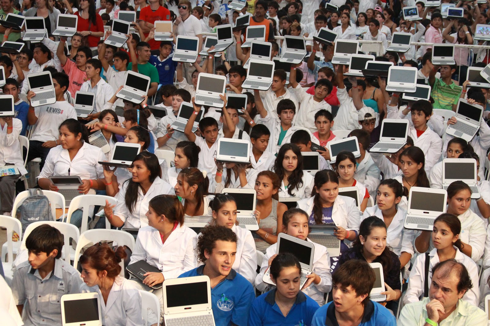 Alumnos de una escuela cortan ruta reclamando netbooks