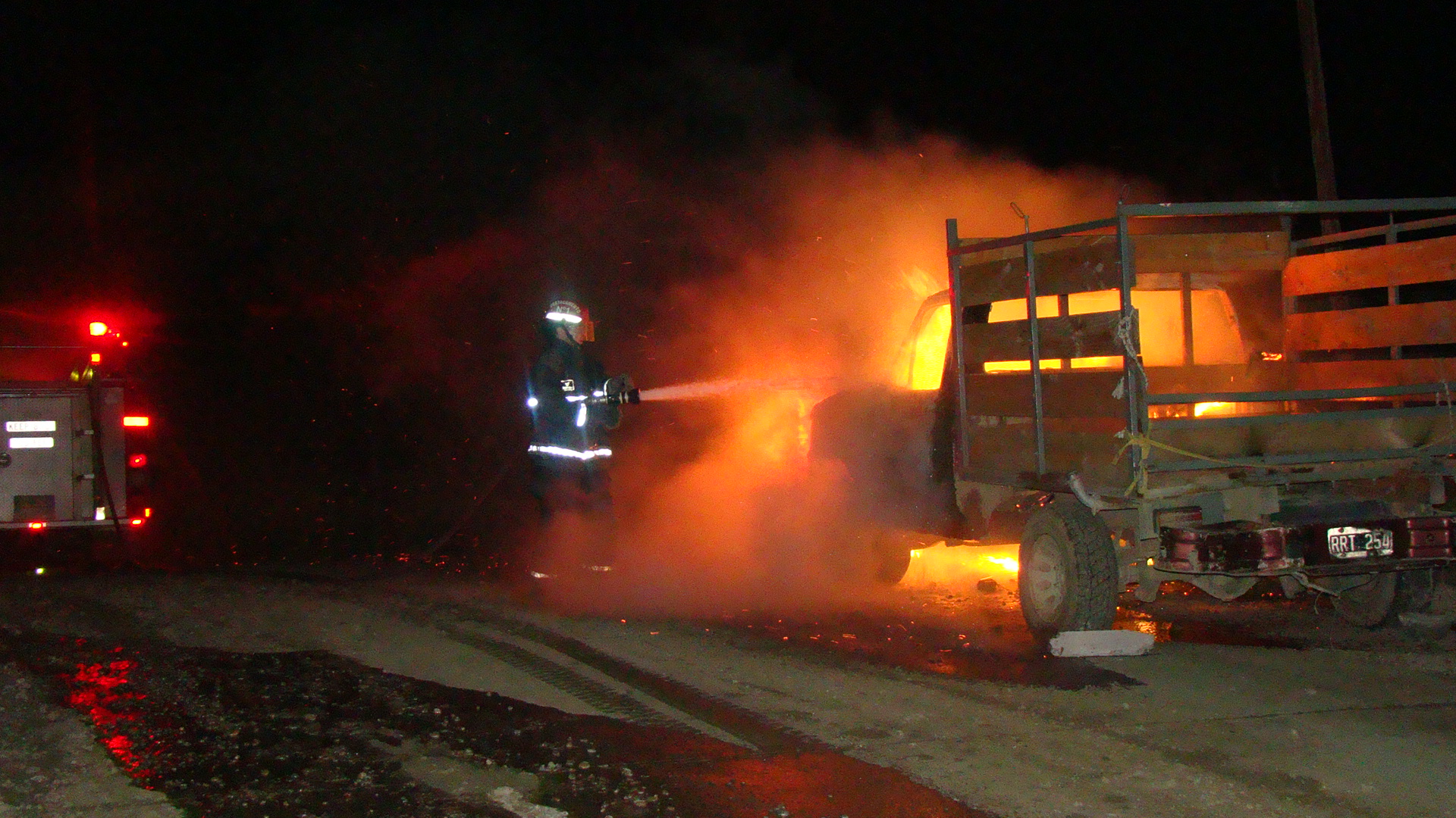 Incendio destruyó camioneta en barrio Ceferino